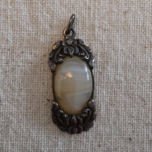 Jewelry - Vintage Sterling Silver & Agate pendant